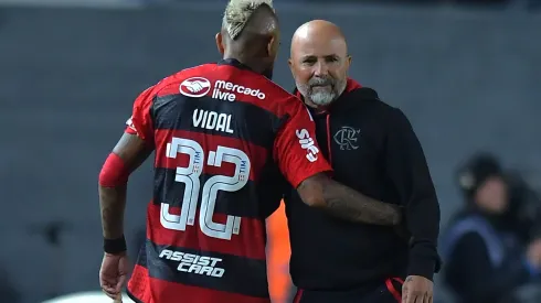 Arturo Vidal no está contento con la decisión de Jorge Sampaoli de no darle tantos minutos en Flamengo.