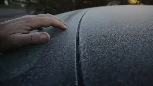El frío matutino no cesa y la escarcha en autos y ventanas se vuelve habitual.