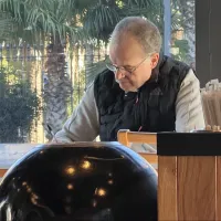 Captan a Bielsa preparando su debut en un café de Uruguay