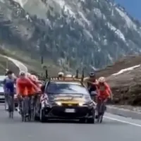 Escandalosa trampa: ciclistas se agarran de un auto para avanzar