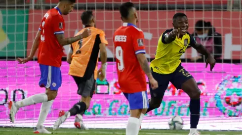 Moisés Caicedo le anotó un gol a Chile en San Carlos de Apoquindo. Chelsea planea pagar casi 100 millones por él.