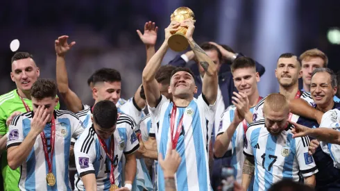 Gonzalo Montiel alzó la Copa del Mundo tras marcar el penal con el que Argentina venció a Francia.