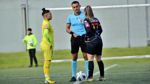 El árbitro Mauricio Burgos fue el único que llegó para arbitrar el partido.