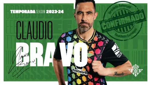 Claudio Bravo renovó con el Real Betis y seguirá como su arquero durante la temporada 2023/24. El chileno estará en Europa hasta los 41 años, casi descartando su regreso a Chile.