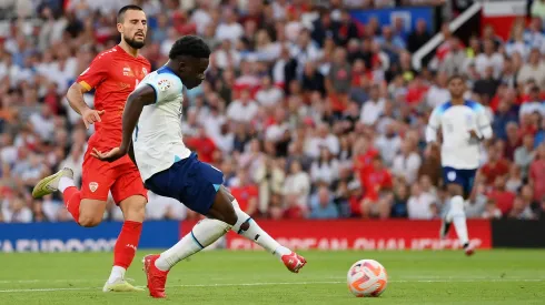 Bukayo Saka anotó tres de los siete goles de Inglaterra ante Macedonia.