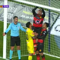 La querida Chilean Championship: jugadores arreglan una malla rota