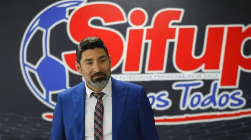 Gamadiel García agredió a un rival en el fútbol amateur y se desató una feroz pelea.