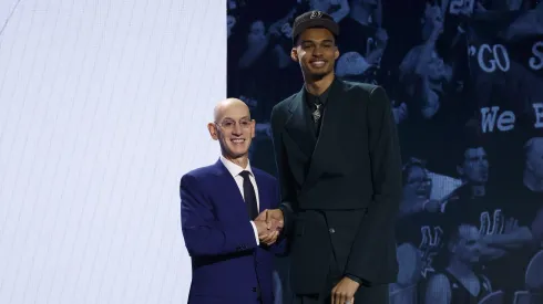 Victor Wenbanyama y el comisionado de la NBA, Adam Silver.