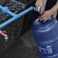 ¿Cuánta agua hay que juntar en Santiago por el posible corte?