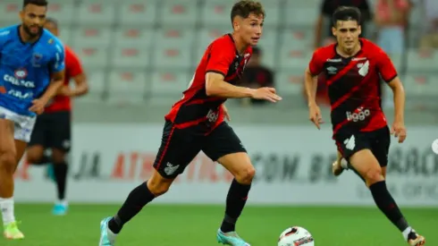 Athletico Paranaense derrotó al Corinthians en un partido marcado por el debut de Luciano Arriagada en el Brasileirao.