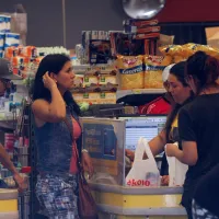 ¿Están abiertos los supermercados este lunes feriado 26 de junio?