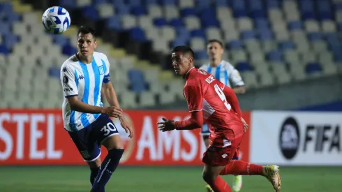 Futbol, Ñublense vs Racing.<br />
Copa Libertadores 2023.<br />
El jugador de Ñublense Andrés Vilches, derecha, juega el balón contra Racing  durante el partido por el grupo A de la Copa Libertadores realizado en el estadio Ester Roa.<br />
Concepcion, Chile.<br />
05/04/2023<br />
Marco Vazquez/Photosport
Football, Ñublense vs Racing.<br />
Copa Libertadores Championship 2023.<br />
Ñublense's player Andrés Vilches, right, play the ball against  Racing during the match for group A Copa Conmebol  Libertadores at the Ester Roa Stadium.<br />
Concepcion, Chile.<br />
01/04/2023<br />
Marco Vazquez/Photosport