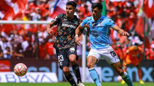 Leonardo Sequeira disputa un balón con Claudio Baeza en la Liga MX. Llegará a Everton cedido desde España.