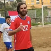 Más chileno que los porotos: Ben aparece jugando en cancha de tierra