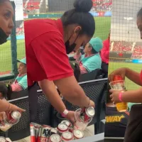 Asqueroso: vendedora es pillada reciclando cervezas en un estadio