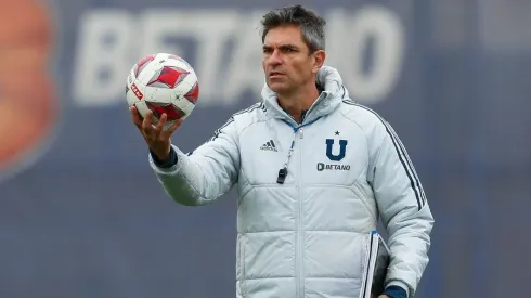 Mauricio Pellegrino tiene la pelota en la mano para su renovación.
