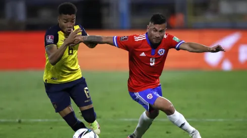 Byron Castillo en acción ante la Roja, a la que quiere demandar.