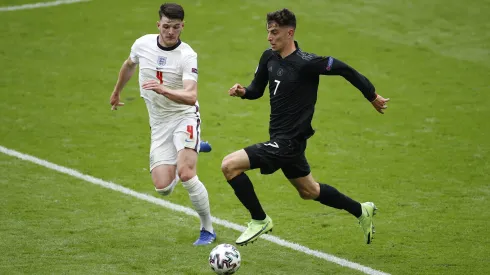 Kai Havertz (con camiseta negra) fue confirmado como refuerzo del Arsenal. Y Declan Rice (el otro en la foto) está muy cerca.