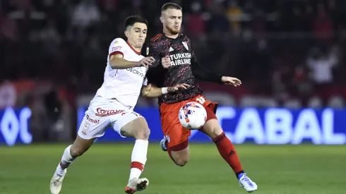 Guillermo Soto lucha un balón con Lucas Beltrán en un partido entre Huracán y River Plate en Argentina.