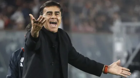 Gustavo Quinteros da indicaciones en el duelo que Colo Colo no le pudo ganar a Deportivo Pereira en el Monumental.