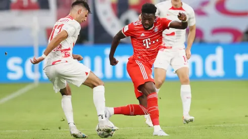 Dominik Szoboszlai (de blanco) en acción por el RB Leipzig ante Alphonso Davies del Bayern Múnich. El húngaro Jugará en el Liverpool de Inglaterra.