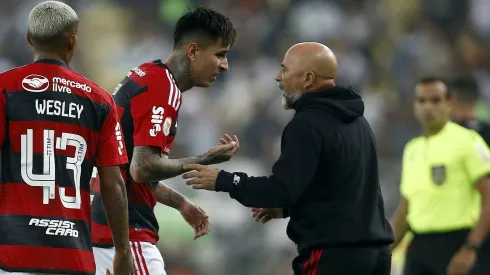 La suspensión de Erick Pulgar obligará a Jorge Sampaoli a recurrir a Filipe Luis para cubrir su puesto.