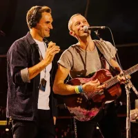 Roger Federer sube a cantar en concierto de Coldplay y lo pasa chancho