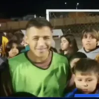 Disfruta sus vacaciones: Alexis juega una pichanga en Tocopilla