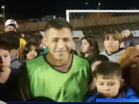 Disfruta sus vacaciones: Alexis juega una pichanga en Tocopilla