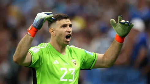 Dibu Martínez fue muy cuestionado por su actitud en los penales durante Qatar 2022.