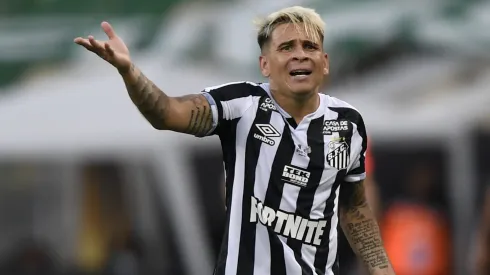 Yeferson Soteldo no lo pasa bien en Brasil.