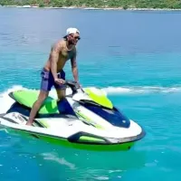 Junior cambia la bicicleta por la moto de agua en vacaciones