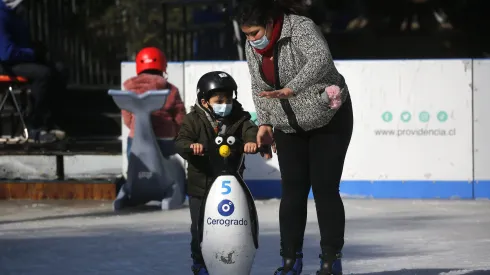 ¿Qué pistas de patinaje en hielo hay en Santiago para ir en vacaciones?