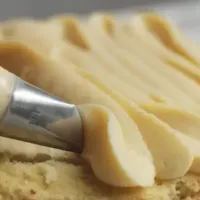 Receta de crema pastelera fácil y económica para decorar postres