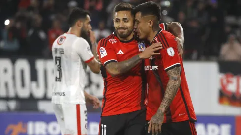 Darío Lezcano recibió el afecto de varios compañeros tras anotar el sexto gol de Colo Colo ante Unión La Calera.