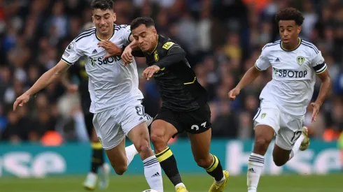 Marc Roca recibe un brazo en el pecho de Philippe Coutinho, otro ex Bayern Múnich que se cruzó en la Premier League.