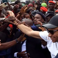Mbappé deja la grande en su visita a Camerún con custodia militar