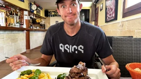 Nico Jarry disfruta en la exótica isla de Menorca tras su gran semana en Wimbledon.