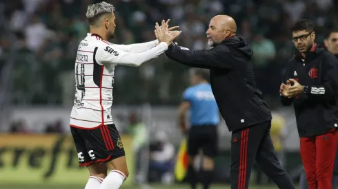 Jorge Sampaoli y Flamengo derrotaron al Athletico Paranaense con Arturo Vidal en las tribunas.