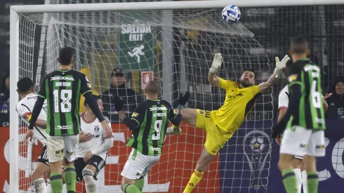 Una imagen del golazo de Ale para el descuento de América MG ante Colo Colo en el Monumental.