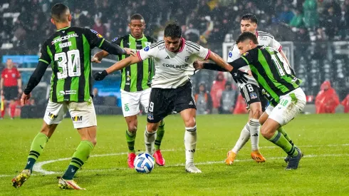 Damián Pizarro sigue peleado con el arco en Colo Colo y no logró convertir contra América MG por Copa Sudamericana. Gustavo Quinteros lo defendió.