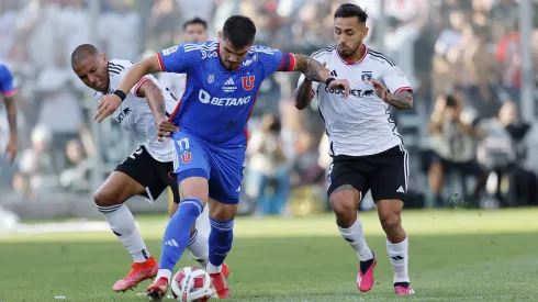 Marcos Bolados y Leandro Benegas intentan quitarle el balón a Luis Casanova en el Superclásico 193.