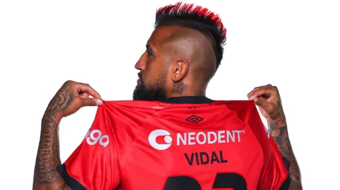 Arturo Vidal posa con la camiseta de Athletico PR, el segundo club que defenderá en Brasil.