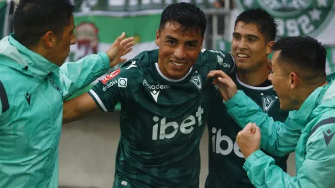 Milton Alegre celebra tras marcar el gol que significó el 2-0 final para Wanderers ante Puerto Montt.