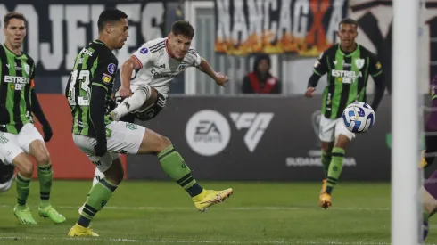 Un doblete de Leo Gil tiene a Colo Colo con un pie en octavos de final.