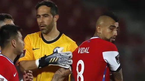 Claudio Bravo no aguantó la indisciplina de Arturo Vidal y Gary Medel en Brasil, acusando a ambos según el relato de las manos derechas de Fernando Felicevich.