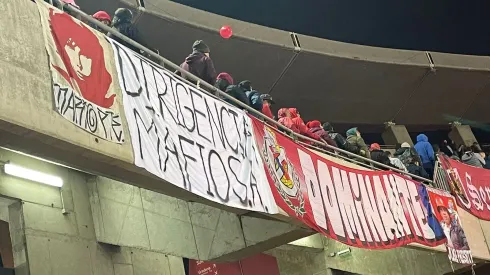 "Dirigencia mafiosa", se pudo leer en uno de los lienzos.