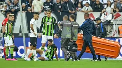 Danilo Avelar sufrió una lesión muscular y no estará ante Colo Colo.