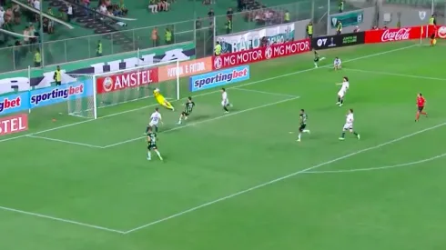 Fernando de Paul tuvo dos atajadas claves para salvar el arco de Colo Colo en medio de la goleada sufrida en Copa Sudamericana.