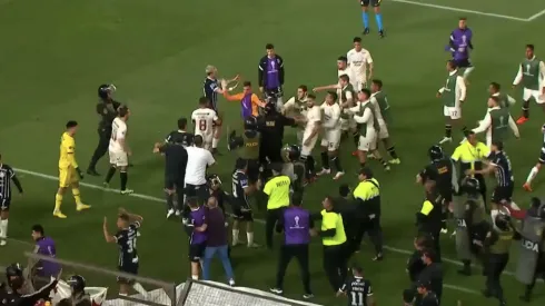 Universitario vs Corinthians terminó a los golpes